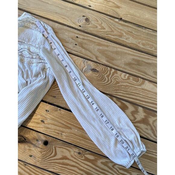 Gimmicks Flower Lace Detail Top Size Small Women’s Cream - Picture 8 of 8